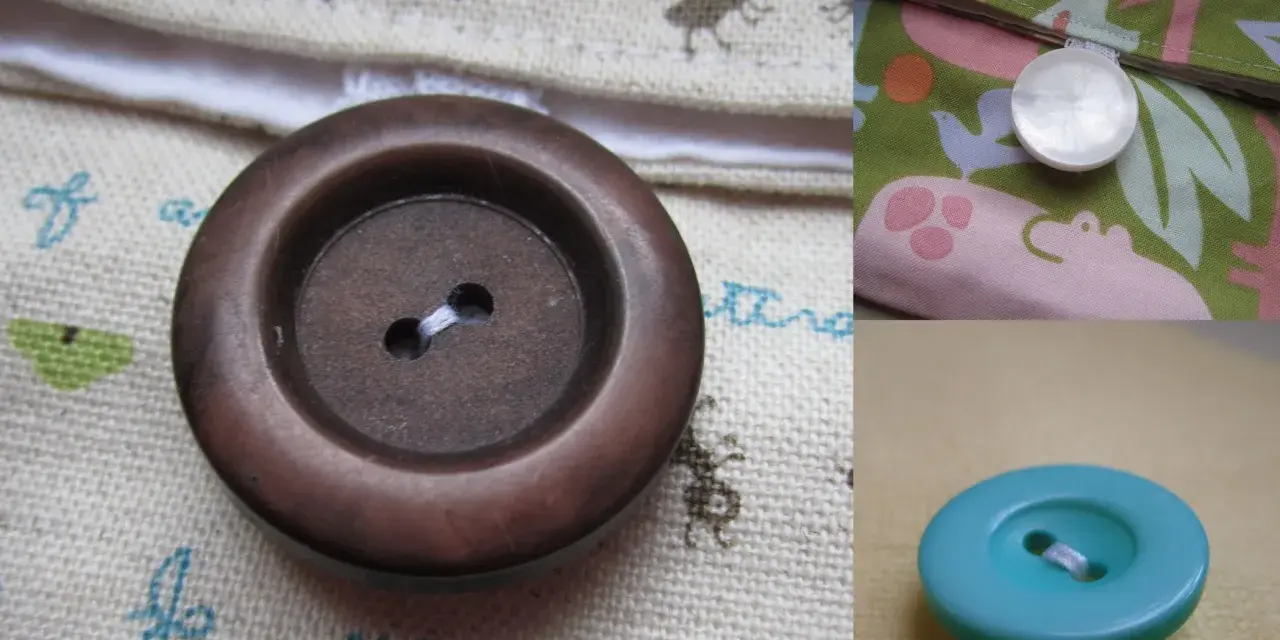 Gros plan sur un bouton à queue marron, prêt à être cousu sur un tissu orné de petites fourmis. Un autre bouton nacré est visible sur un tissu coloré.