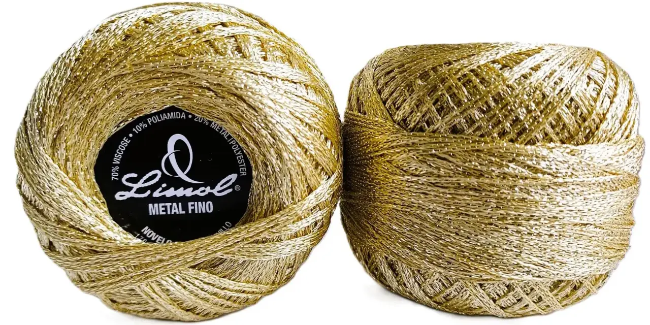 Deux pelotes de fil métallique doré, parfait pour ajouter une touche d'éclat aux textiles.