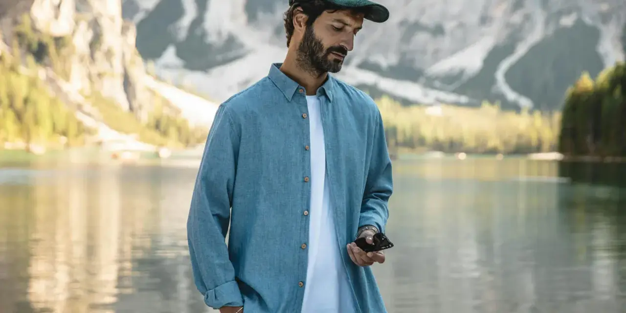 Un homme porte une chemise en tissu léger, parfaite pour une journée en plein air au bord d'un lac.