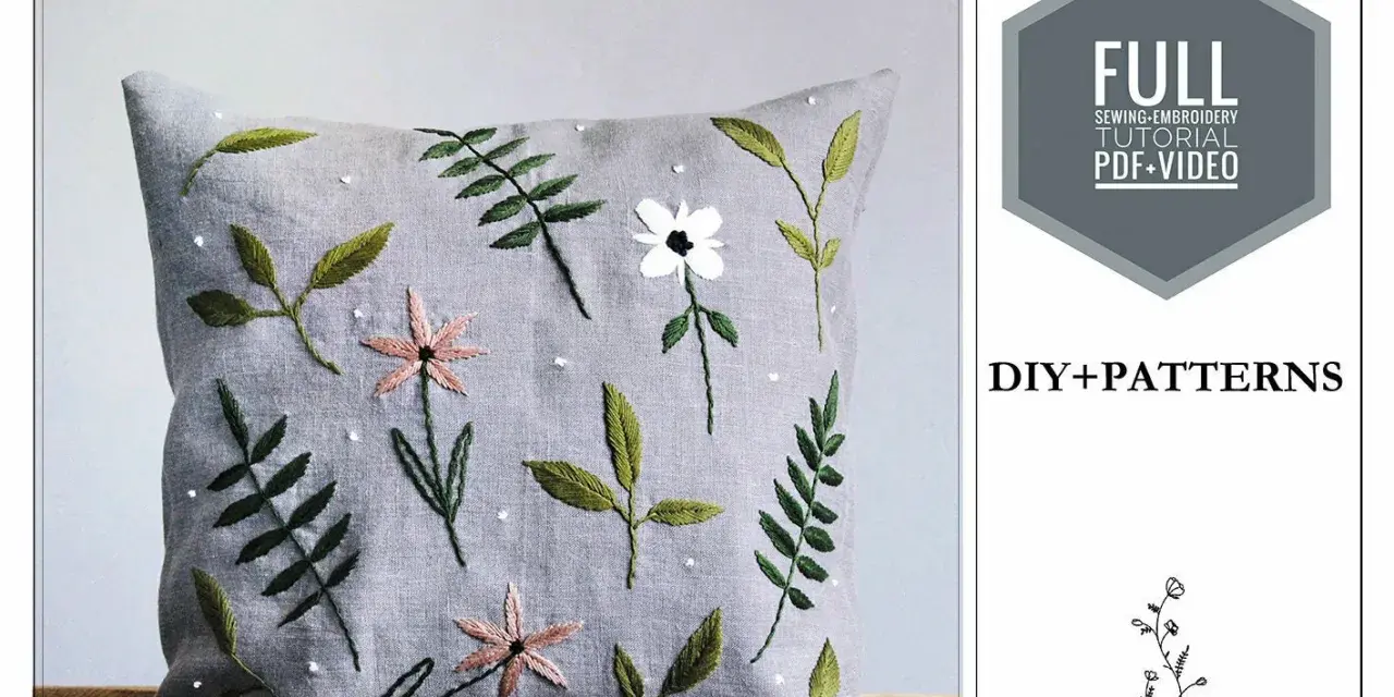 Patron taie d'oreiller 65x65 brodé de fleurs et feuilles. Un tutoriel complet de couture et broderie est disponible.