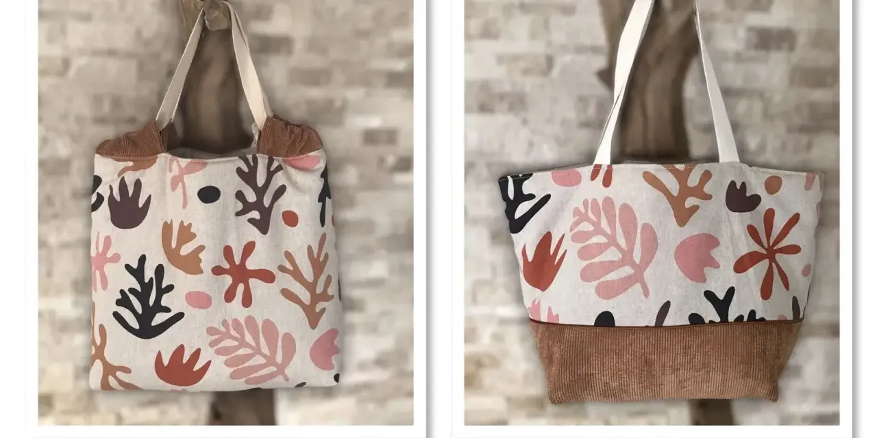 Tuto couture sac velours : deux sacs cabas en tissu imprimé abstrait, avec une bande de velours côtelé marron.
