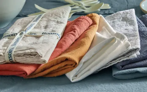 Serviettes de table en lin et coton, de différentes couleurs. Quel tissu pour serviette de table ? Le lin est idéal pour son élégance et sa résistance.