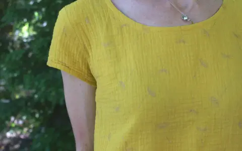 Tee-shirt jaune moutarde en double gaze imprimée de pissenlits, parfait pour coudre de la double gaze avec aisance.