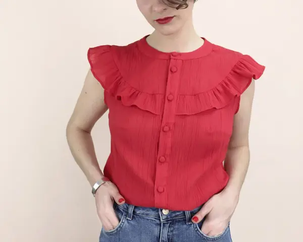 Chemise rouge à volants sur les épaules, inspirée d'un patron manche volant. Un style féminin et tendance.