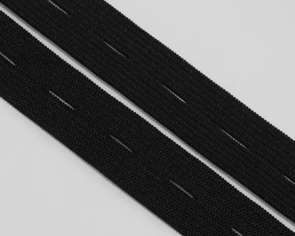 Deux bandes d'élastique noir avec des boutonnières prédécoupées, prêtes à poser pour un ajustement parfait.