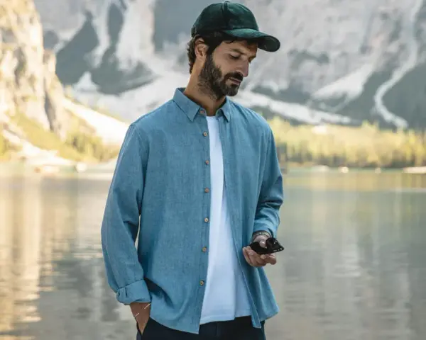 Un homme porte une chemise en tissu léger, parfaite pour une journée en plein air au bord d'un lac.