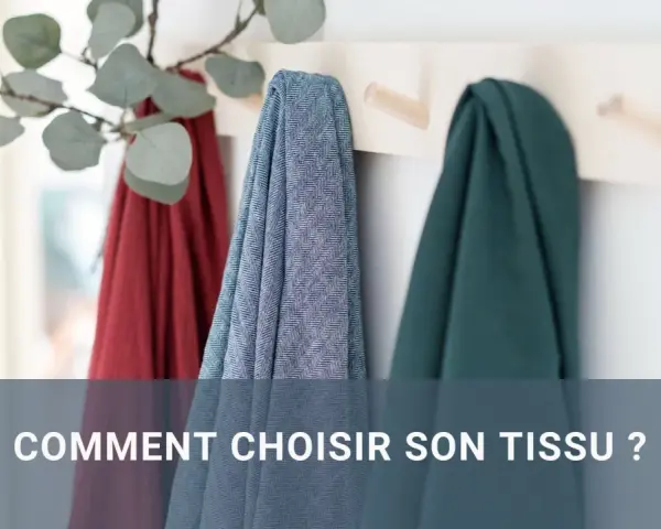 Trois tissus colorés (rouge, bleu à chevrons, vert) suspendus sur un portant. Le texte "COMMENT CHOISIR SON TISSU ?" apparaît en bas.