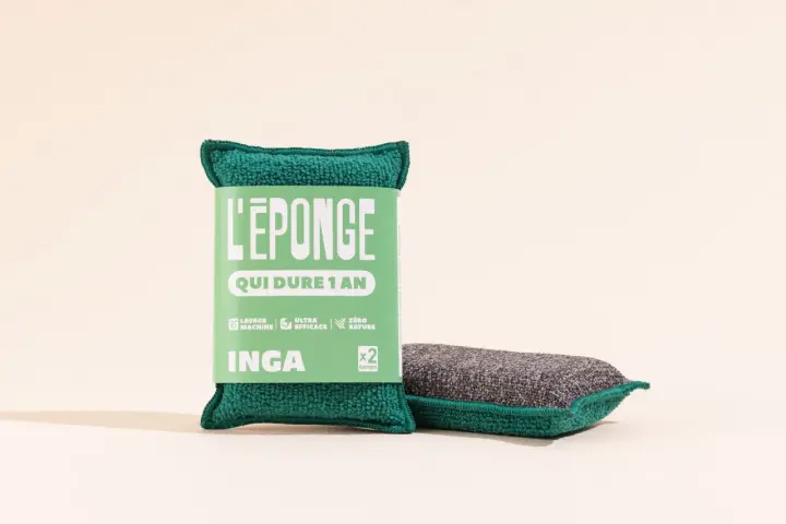 Deux éponges de nettoyage, une emballée avec un tissu grattant pour éponge, l'autre prête à l'emploi.