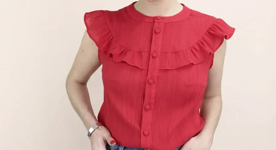 Chemise rouge à volants sur les épaules, inspirée d'un patron manche volant. Un style féminin et tendance.
