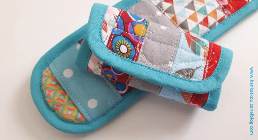 Idée couture : tissu matelassé aux motifs géométriques et floraux, bordé de biais turquoise. Parfait pour un manique ou un dessous de plat original.