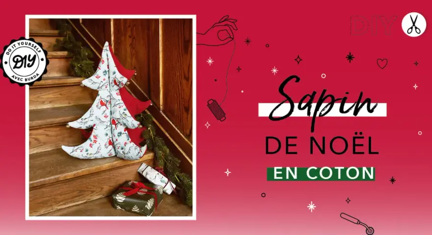 Un sapin de Noël en tissu, orné d'oiseaux et de baies, est présenté sur des marches en bois. Un patron DIY est suggéré.