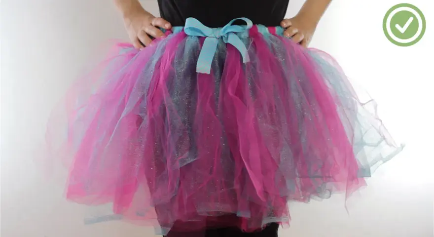 Jolie jupe tutu adulte rose et bleu, avec un nœud. Pour un tel volume, combien de mètre de tulle pour faire un tutu adulte ?