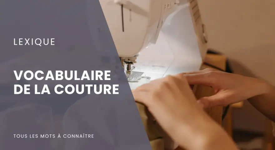 Lexique : Vocabulaire de la couture, tous les mots à connaître. Mains guidant un tissu sous la machine à coudre.