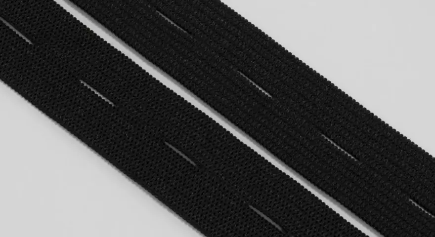 Deux bandes d'élastique noir avec des boutonnières prédécoupées, prêtes à poser pour un ajustement parfait.