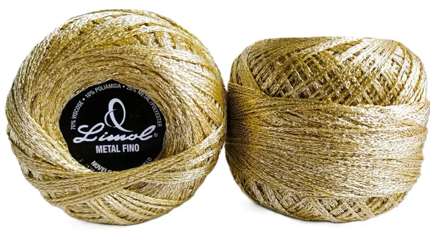 Deux pelotes de fil métallique doré, parfait pour ajouter une touche d'éclat aux textiles.