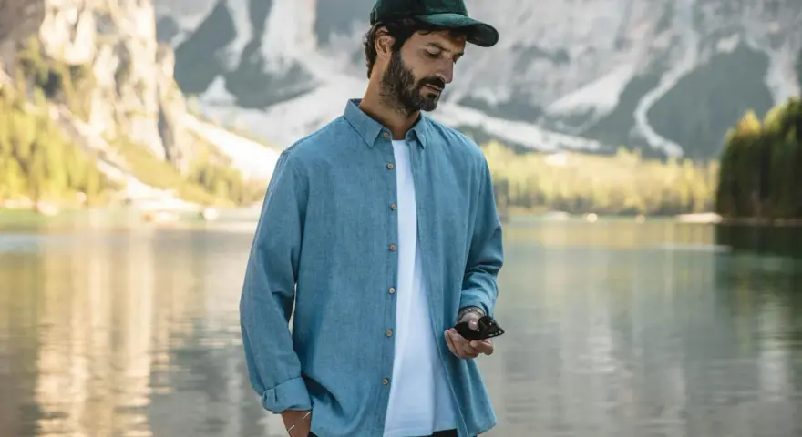 Un homme porte une chemise en tissu léger, parfaite pour une journée en plein air au bord d'un lac.