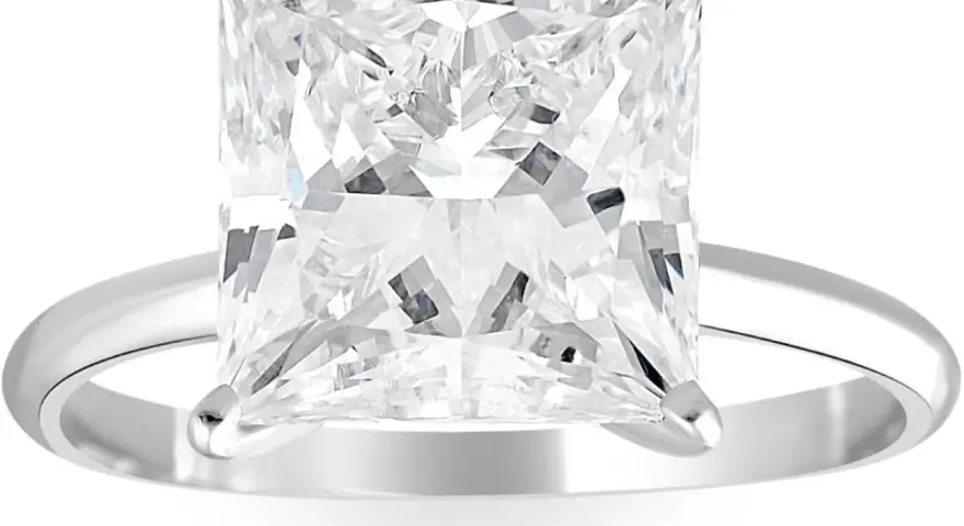 Bague en or blanc sertie d'un diamant à la découpe princesse, éclatant de mille feux.