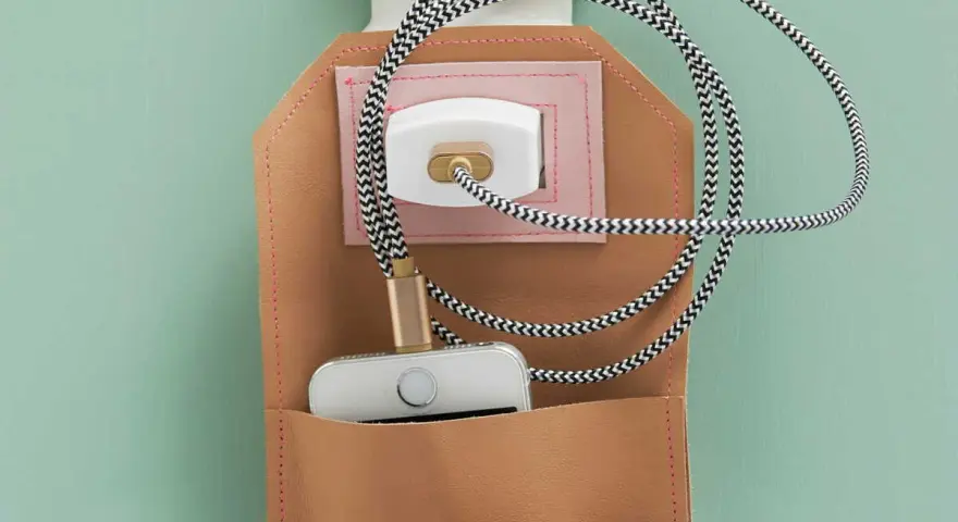 Patron couture pour coudre une pochette en cuir et tissu pour téléphone portable, avec câble et prise.