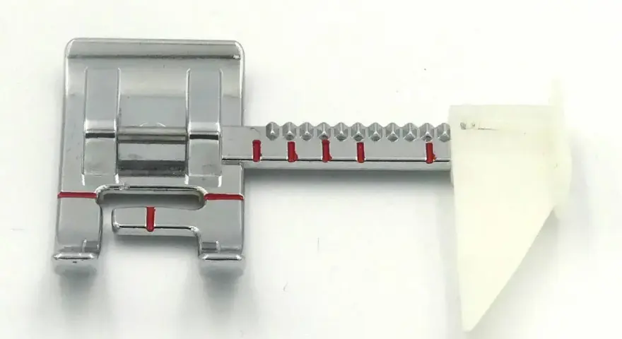Pied presseur de machine à coudre avec guide pour vous aider à coudre droit.