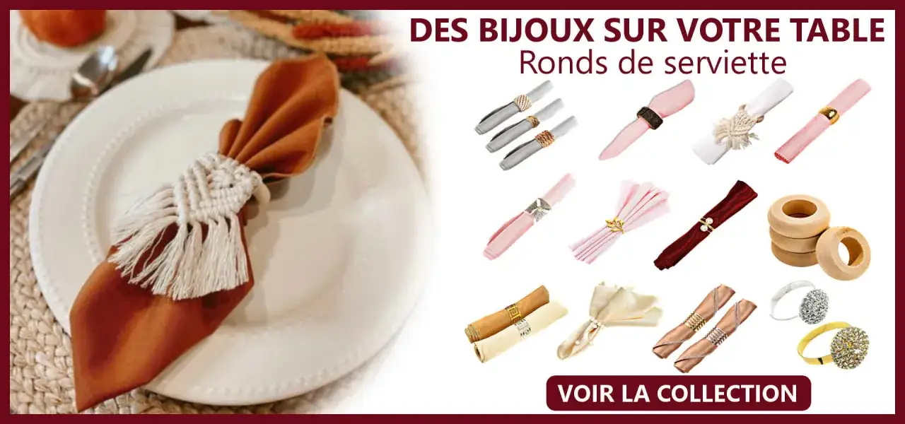 Ronds de serviette faits maison, en macramé blanc avec franges, sur une serviette orange. Collection de divers ronds de serviette décoratifs.