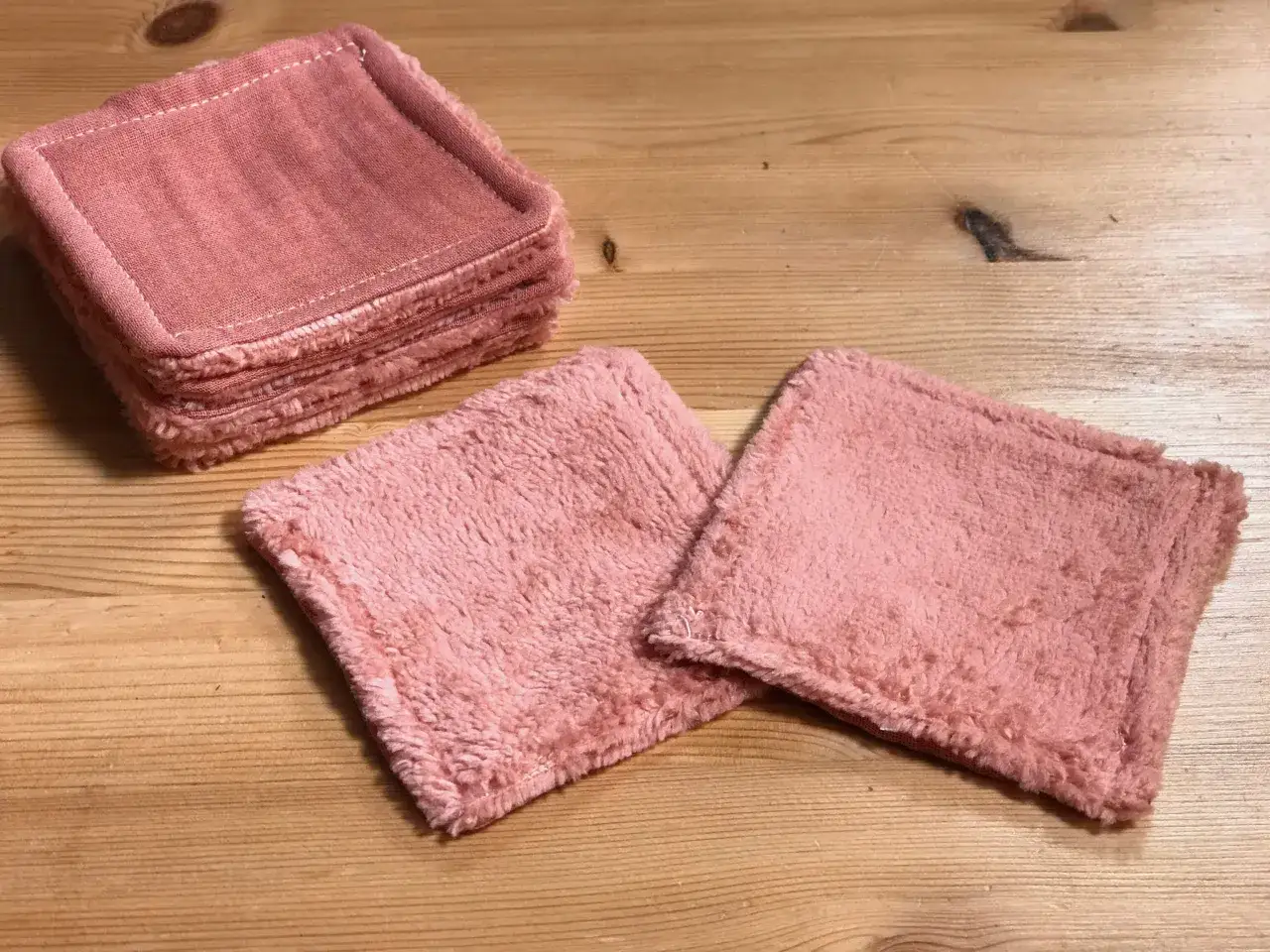Pile de lingettes lavables bébé roses, douces et absorbantes, parfaites pour le change. La taille est idéale pour une utilisation quotidienne.